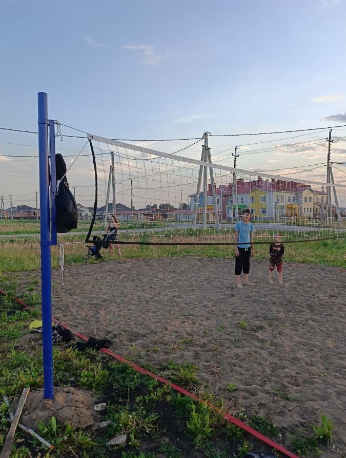 Деревня Азьмушкино открыла парк «Сказка» с волейбольной площадкой