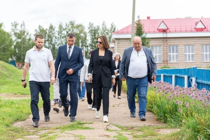 Әлфия Когогина эшлекле визит белән килде