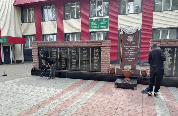 Тукаевские школьники очищают территорию перед началом учебного года