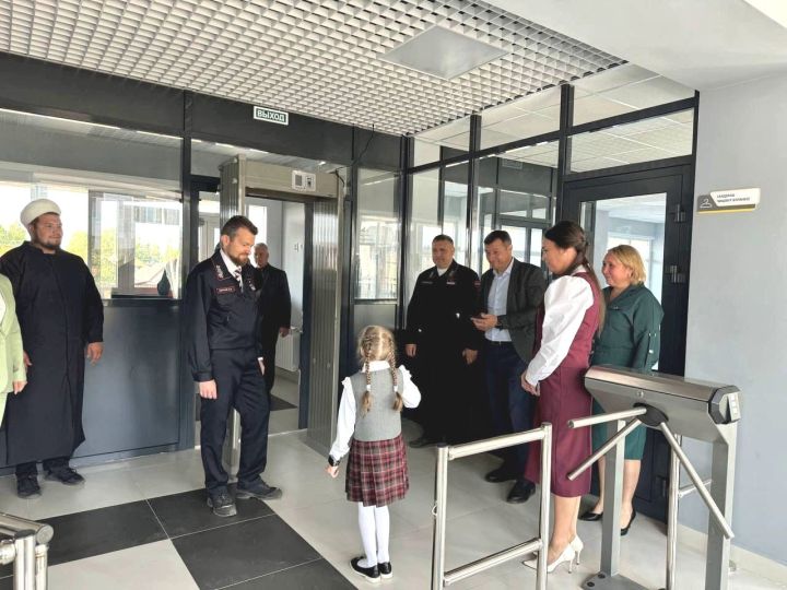 Обновленная школа в Круглом Поле: экскурсия для начальника Куйбышевской станции