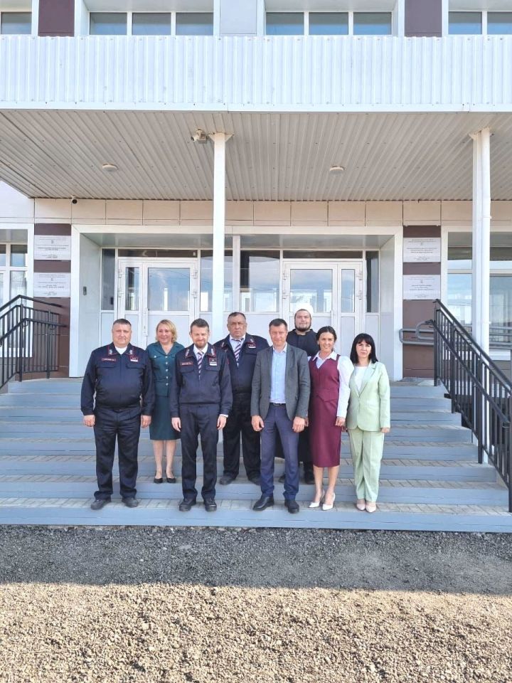 Обновленная школа в Круглом Поле: экскурсия для начальника Куйбышевской станции