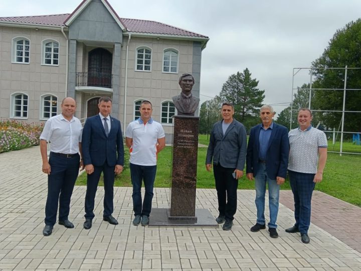 В селе Яна-Буляк состоялось совещание по случаю 90-летнего юбилея со дня рождения выдающегося татарского певца Ильгама Шакирова