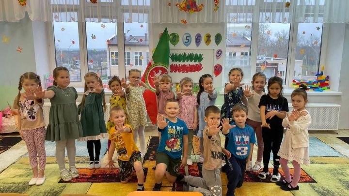 Туган якка мәхәббәт белән: мәктәпкәчә яшьтәге балалар Татарстан флагы көнен ничек билгеләп үтәләр