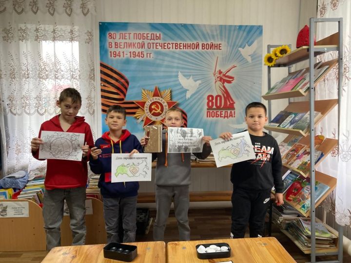 «Мы такие разные, но мы вместе»: в Мусабай-Заводской библиотеке шашками скрепили дружбу