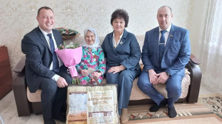 Труженикам тыла вручили юбилейные медали