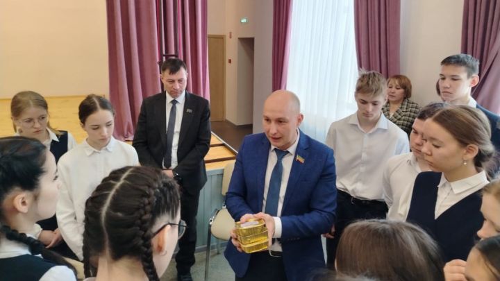 Депутат Государственного Совета Эдуард Шарафиев провел парламентский урок