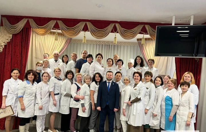 Тукай районы хастаханәсендә хезмәткәрләрне бүләкләделәр