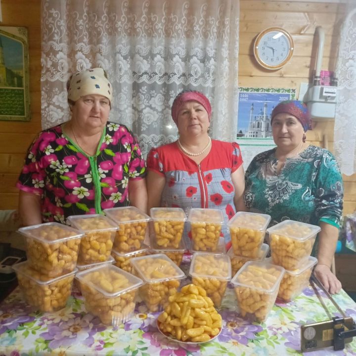 Наши волонтёры из с.Мрясово приготовили чак-чак для бойцов.