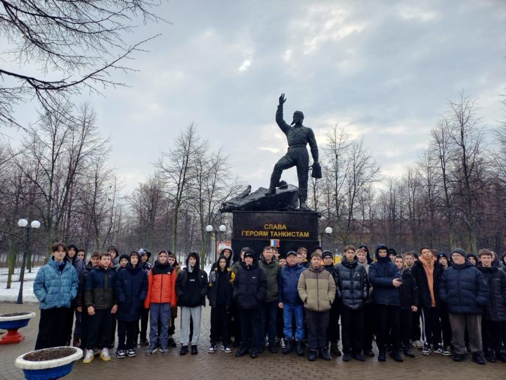 Ученики двух школ посетили танковое училище