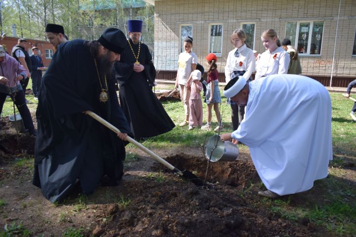 В Тукаевском районе высадили «Сад памяти» в честь героев прошлого и настоящего