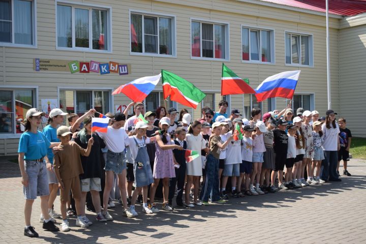 «Балкыш» лагерында Россия көне уңаеннан якты бәйрәм узды