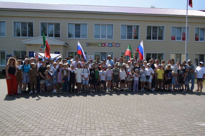 «Балкыш» лагерында Россия көне уңаеннан якты бәйрәм узды