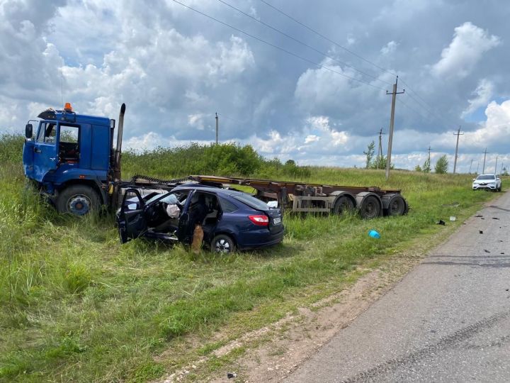 В Тукаевском районе произошло смертельное ДТП с участием «Лады» и «КамАЗа»