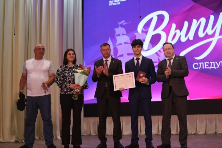 Последний вальс исполнили выпускники 2025 года
