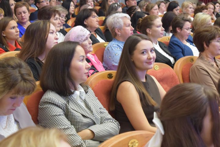 Киләчәгебез, ил язмышы педагоглар, укытучылар эшчәнлеге белән турыдан-туры бәйле