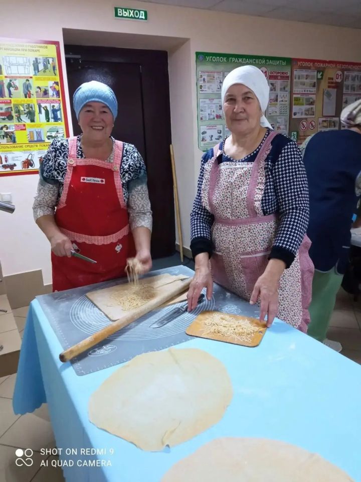 Теләнче-Тамак авылы волонтерлары СВО хәрбиләре өчен 50 йомыркадан өй токмачы җәйгәннәр