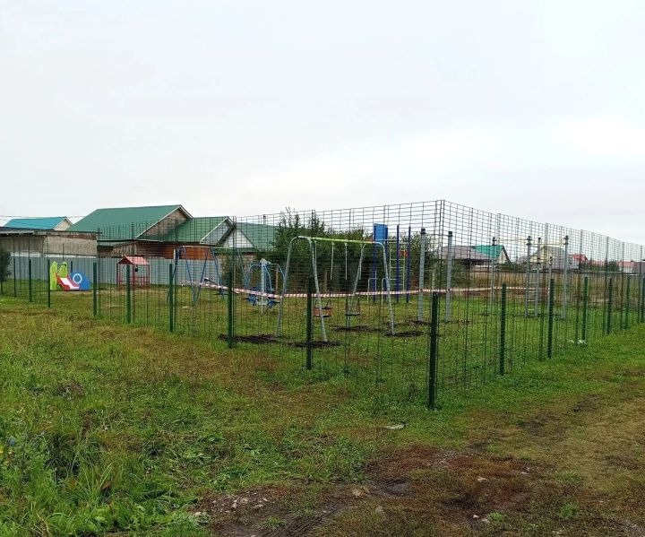 В Суровке обновили детскую площадку на средства гранта
