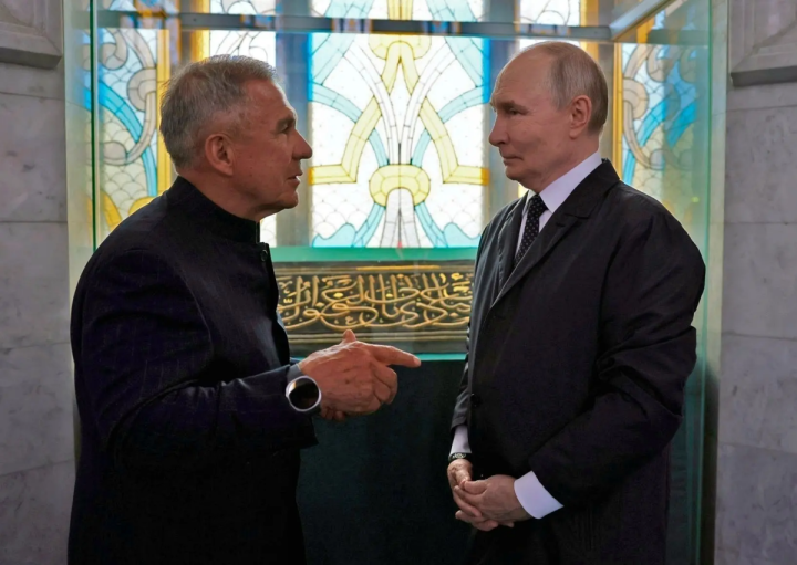 Рустам Минниханов поздравил президента Путина с днем рождения