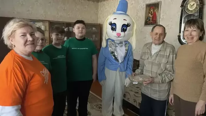 Волонтёры Бетькинской школы поздравили «детей войны» с Днём защитника Отечества