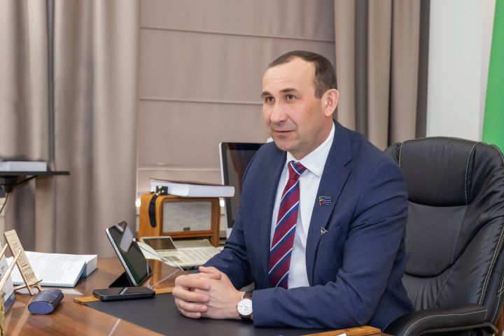 Камил Нәҗмиев Ураза бәйрәмен югары дәрәҗәдә үткәрү бурычын куйды