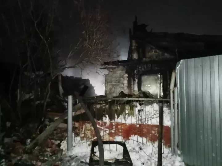 В СНТ «Дизелист» из-за короткого замыкания сгорел двухэтажный садовый дом