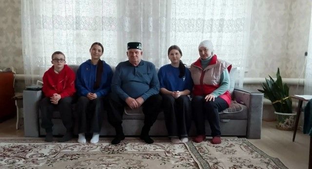 Волонтёры и соцработники навестили юбиляра из Старого Абдулово