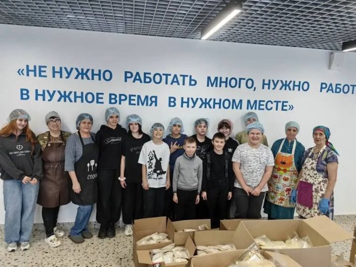 Тепло сердец — фронту: в молодежном центре прошла акция по фасовке гуманитарной помощи