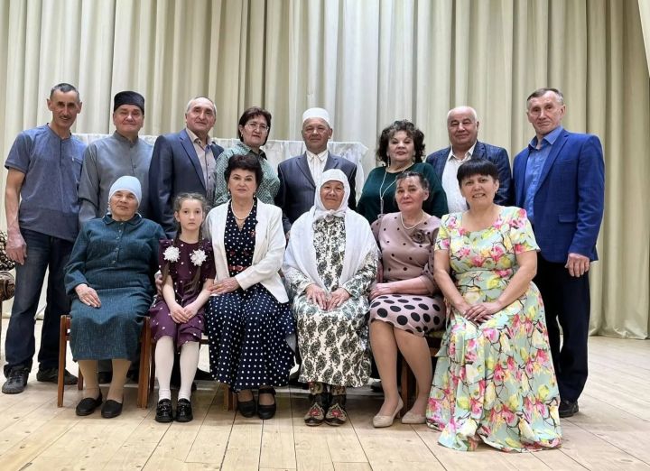 Яңа Бүләк авылы артистлары 50 ел элек Камал театры куйган спектакльне сәхнәгә кайтарды