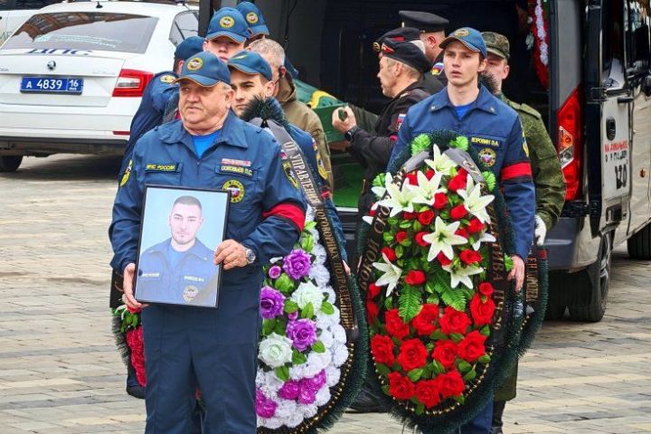 В Нижнекамске в последний путь проводили пожарного Марата Назипова