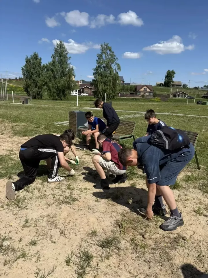В парке «Шильна» школьники помогают наводить порядок