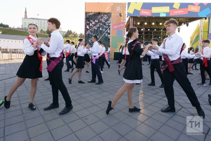 Многодетным семьям хотят компенсировать расходы на выпускные