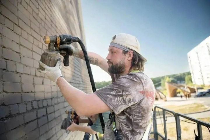 В Набережных Челнах фасад жилого дома украсят новым муралом
