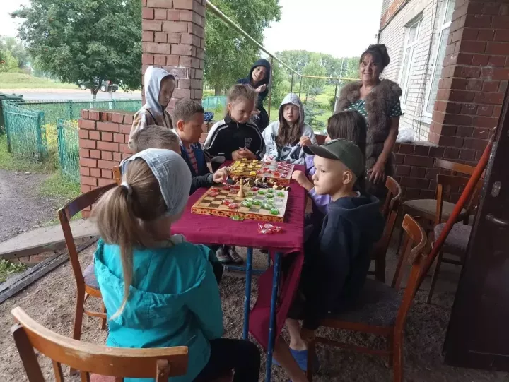 Калмиядә шашканы конфетлар белән уйнадылар