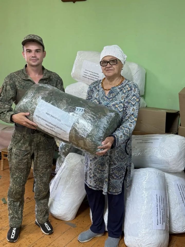 Тукай районы волонтерлары СВО сугышчысына маскировка челтәрләре тапшырды