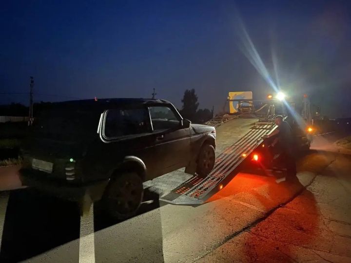 Сотрудники ГИБДД на ночной трассе поймали нарушителя с сильным опьянением