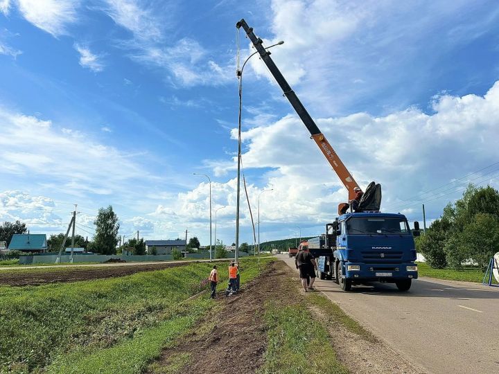 На региональных дорогах в Тукаевском районе устанавливают новое освещение