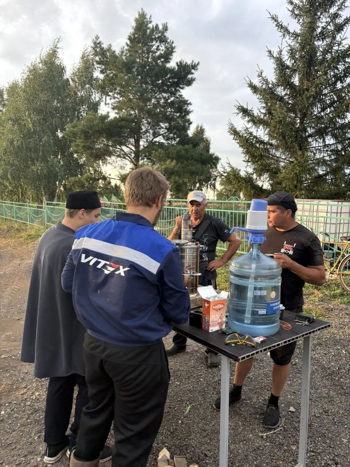 Круглое Поле халкы өмәдә берләшеп, ике зиратны тәртипкә китерде