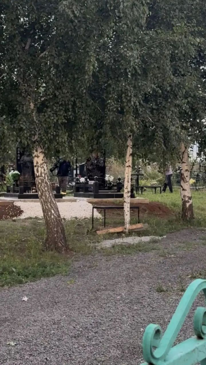 Круглое Поле халкы өмәдә берләшеп, ике зиратны тәртипкә китерде