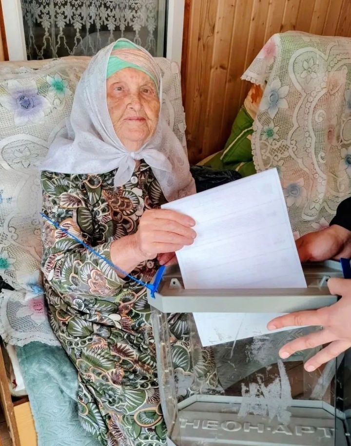 94-летний ветеран тыла Кифая Ахмедзянова проголосовала на дому