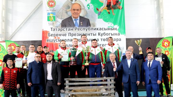Челнинцы взяли серебро на турнире по национальной борьбе на Кубок Минтимера Шаймиева